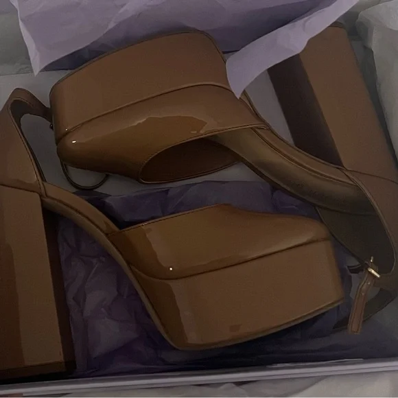 Stylish Platform Heels - Picture 1 of 3